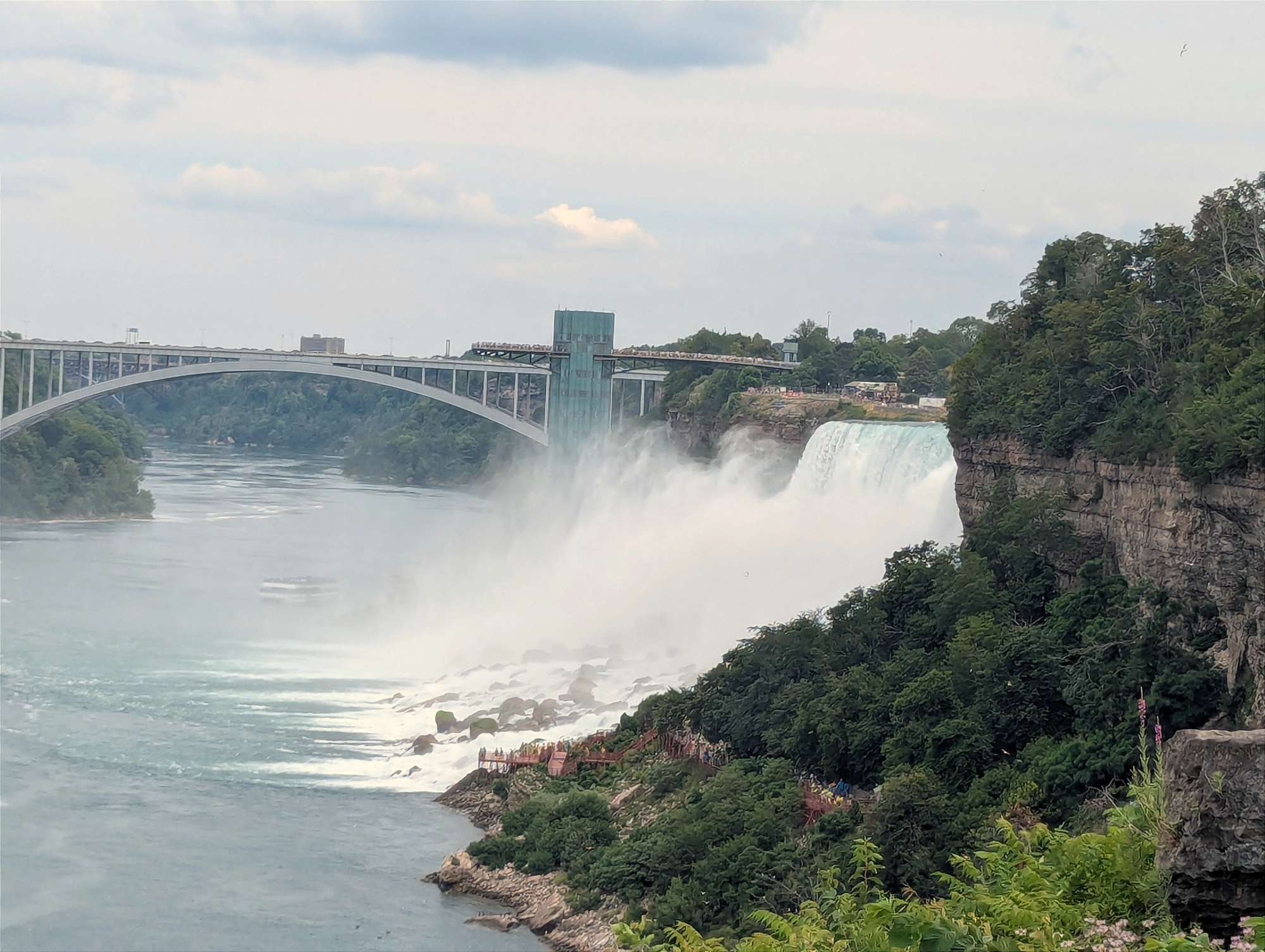 Explore the American Falls Trail: A Refreshing Hiking Adventure at Niagara Falls